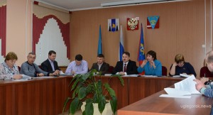 Директор департамента внутренней политики правительства Сахалинской области Олег Стрекалов (в центре) на встрече с районными властями