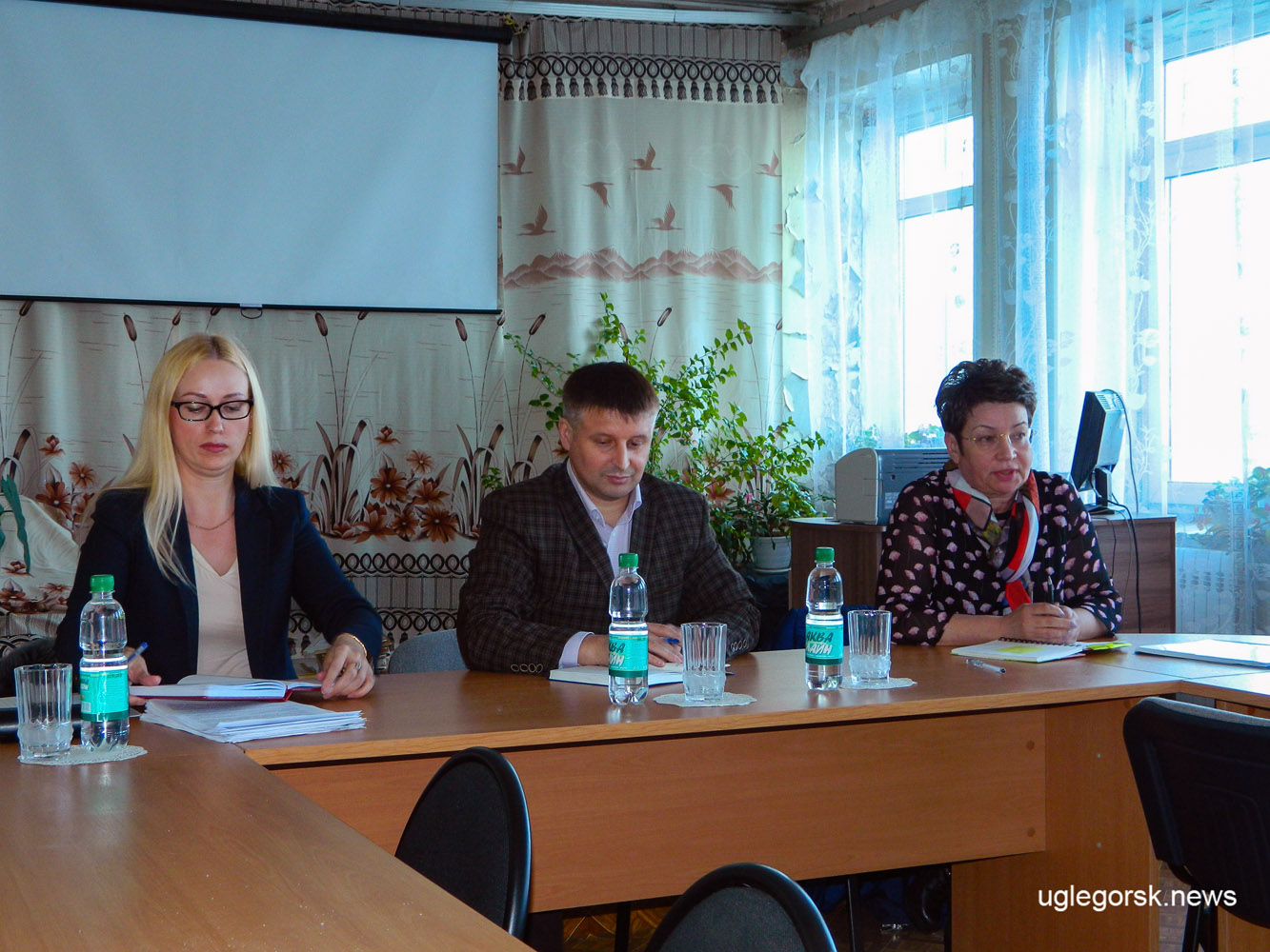 Елена Органова, Сергей Дорощук, Надежда Литкевич (слева направо) — на встрече с населением Шахтёрска