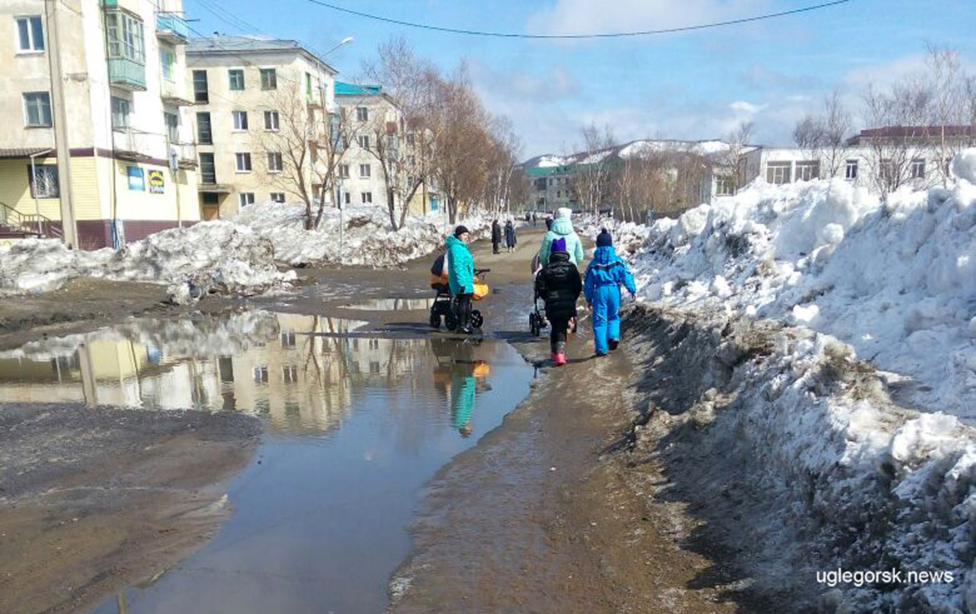 Жительница Шахтёрска просит коммунальщиков осушить большую глубокую лужу -  Углегорские новости